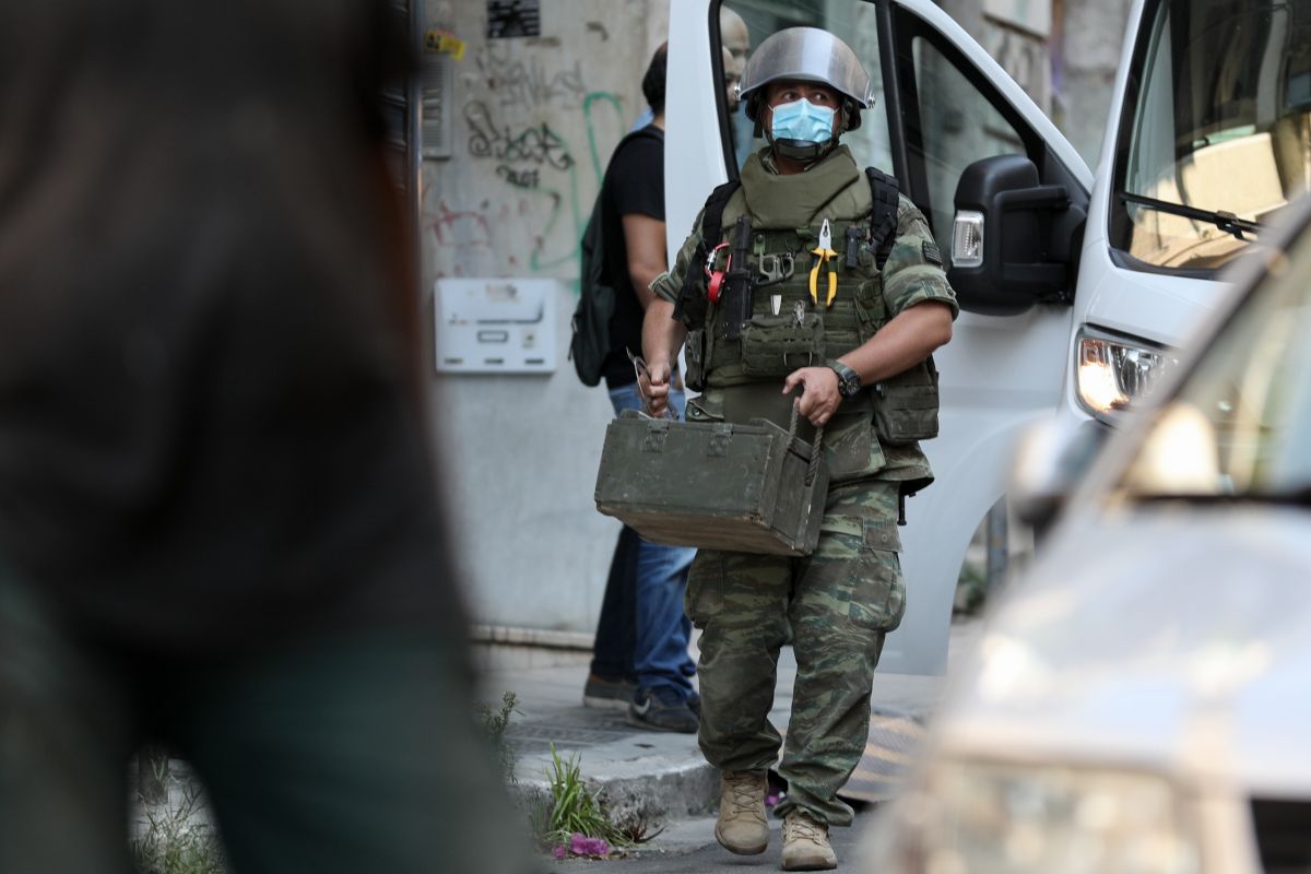 Εξάρχεια χειροβομβίδα: Την εντόπισαν εργαζόμενοι σε συνεργείο που έκαναν ανακαίνιση [pics]