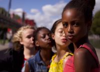 Cuties Netflix: Θύελλα αντιδράσεων για την αφίσα της ταινίας [pics+vid]