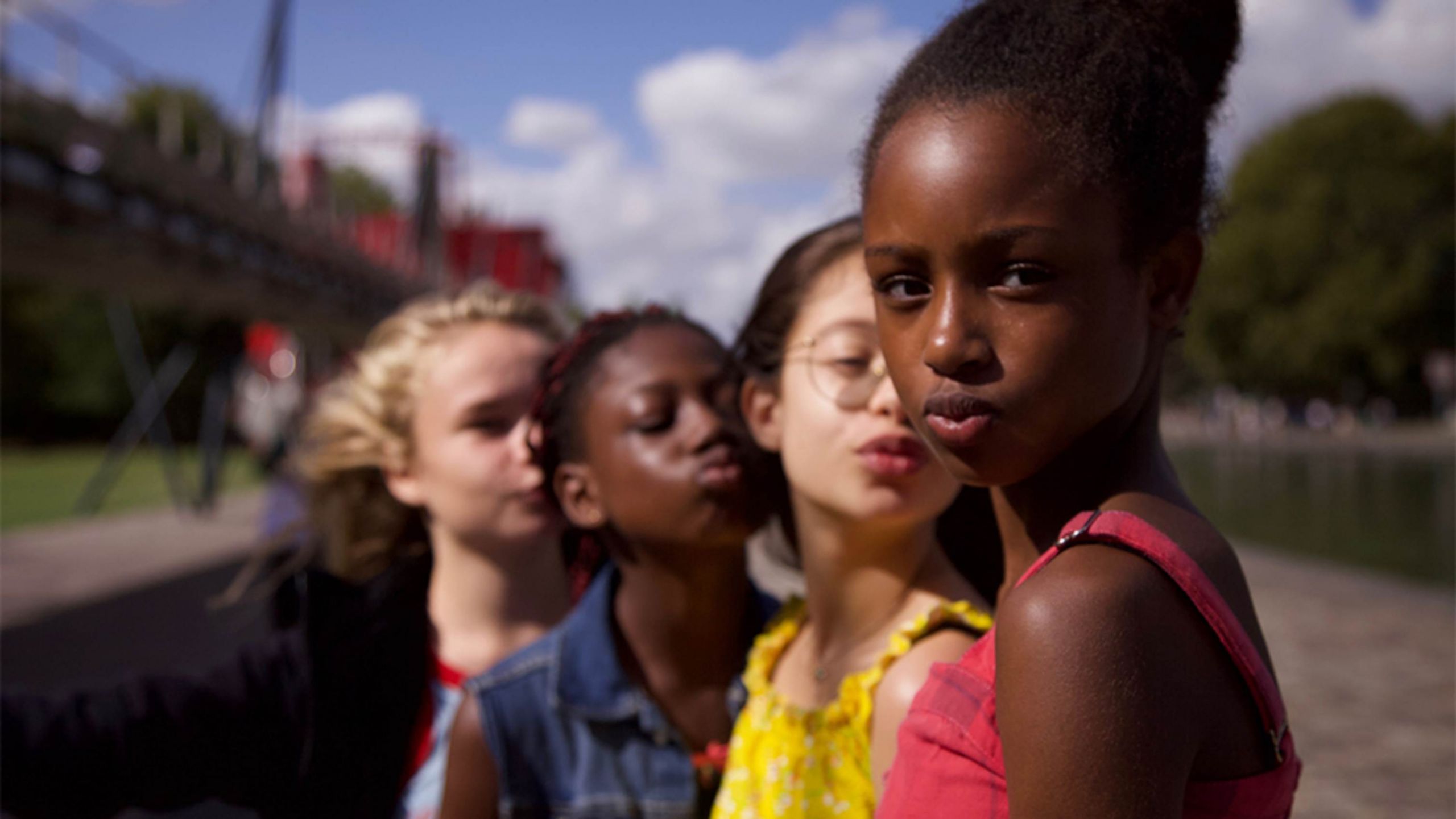 Cuties Netflix: Θύελλα αντιδράσεων για την αφίσα της ταινίας [pics+vid]
