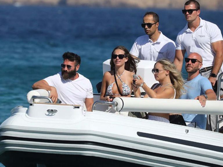 Dan Bilzerian: Στη Μύκονο με αιθέριες υπάρξεις ο Βασιλιάς του Instagram [pics]