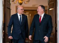 Δούναι χωρίς λαβείν – Το παράδοξο της αμυντικής συμφωνίας με τις ΗΠΑ το οποίο θέλει να διορθώσει ο Δένδιας