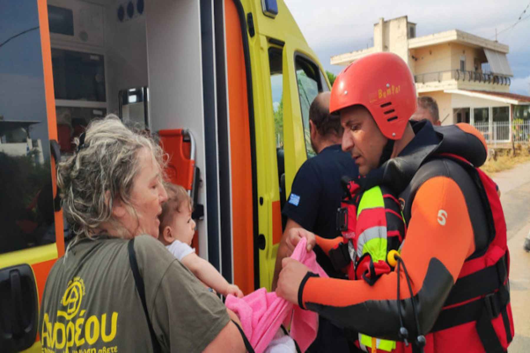 Εύβοια πλημμύρες: Συγκινεί ο πυροσβέστης που έσωσε και φίλησε μωρό πριν το παραδώσει στους δικούς του