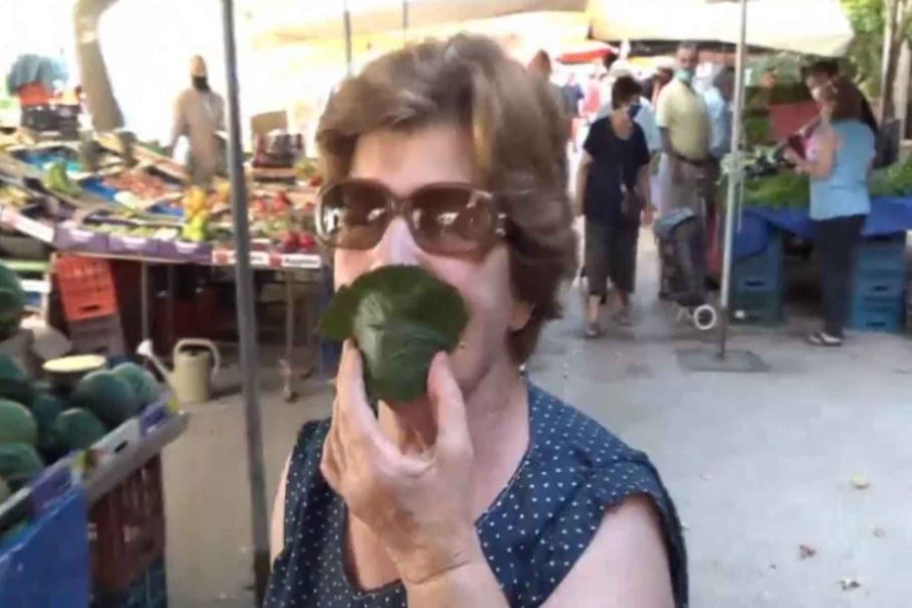 Λαϊκή μάσκα: Γυναίκα που ξέχασε τη μάσκα της σπίτι έφτιαξε αυτοσχέδια με φύλλο μουριάς