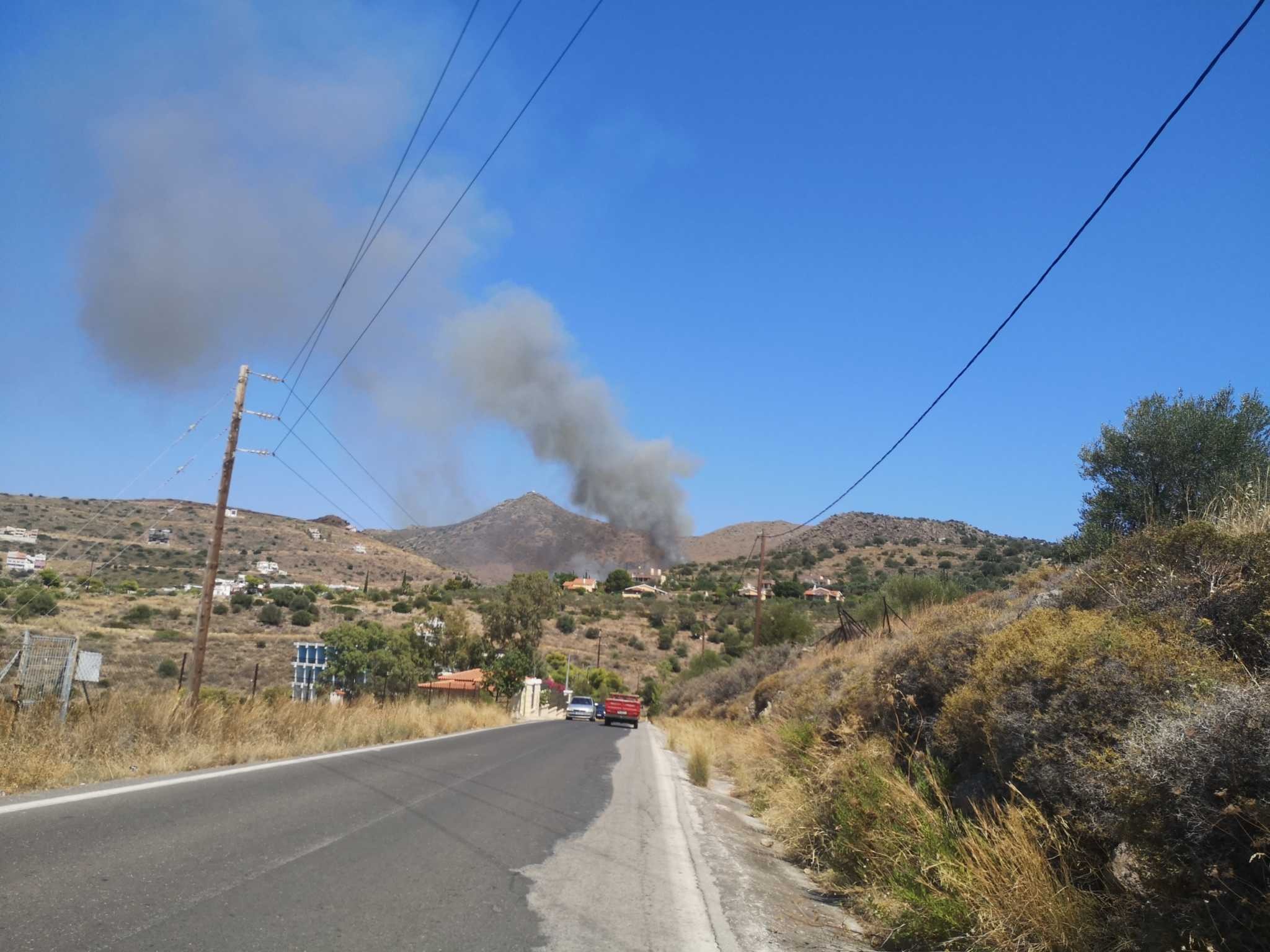 Φωτιά Αίγινα: Πυρκαγιά πάνω από την παραλία της Αιγινίτισσας