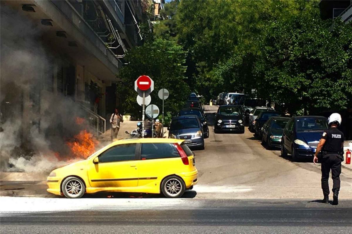 Αυτοκίνητο φωτιά: Τυλίχθηκε στις φλόγες όχημα στη λεωφόρο Μεσογείων