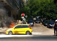 Αυτοκίνητο φωτιά: Τυλίχθηκε στις φλόγες όχημα στη λεωφόρο Μεσογείων Αυτοκίνητο φωτιά: Τυλίχθηκε στις φλόγες όχημα στη λεωφόρο Μεσογείων