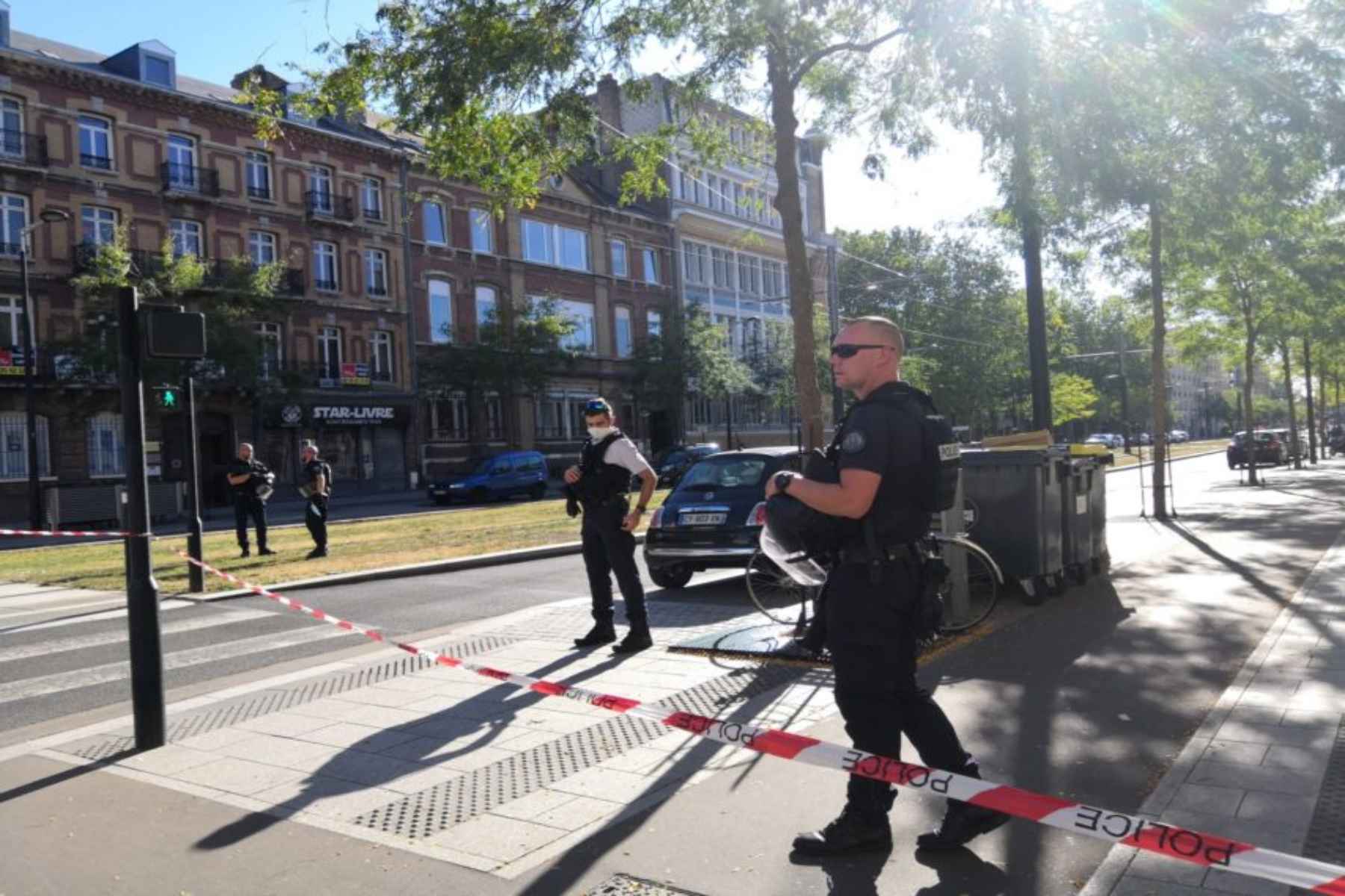 Γαλλία όμηροι: Ένοπλος κρατά ομήρους μέσα σε τράπεζα στη Χάβρη