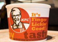 Η KFC καταργεί την φράση θα «γλείφετε και τα δάχτυλά σας» λόγω πανδημίας