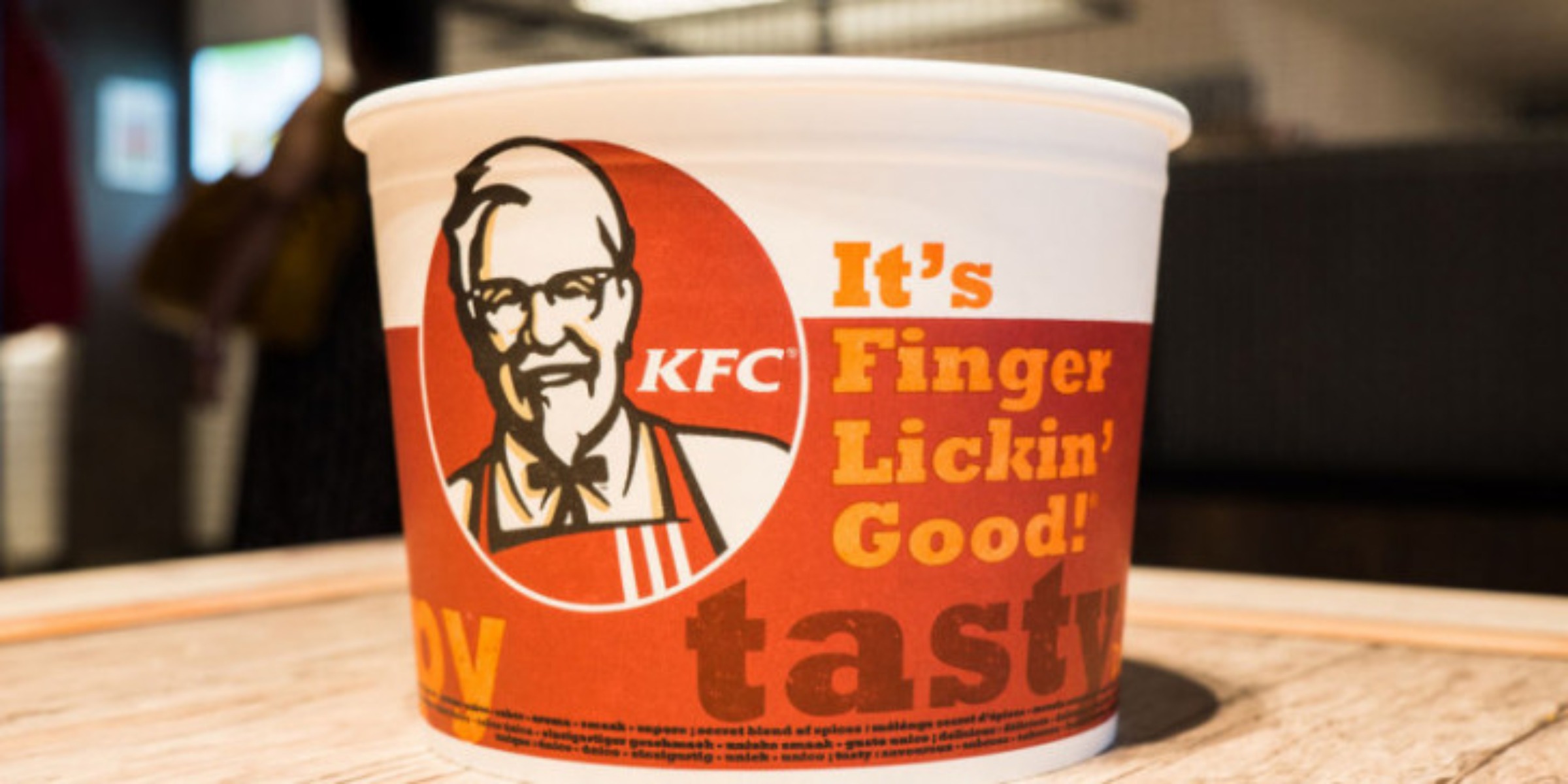 Η KFC καταργεί την φράση θα «γλείφετε και τα δάχτυλά σας» λόγω πανδημίας