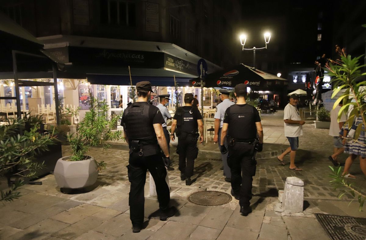 Κορωνοϊός μέτρα: Έπεσαν τα πρώτα πρόστιμα για την παραβίαση ωραρίου