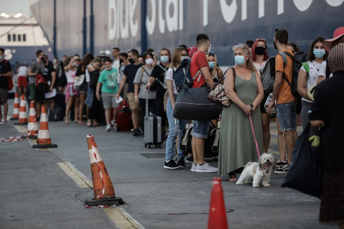 Κίνηση στο λιμάνι του Πειραιά – Με αυξημένη πληρότητα αναχωρούν τα πλοία