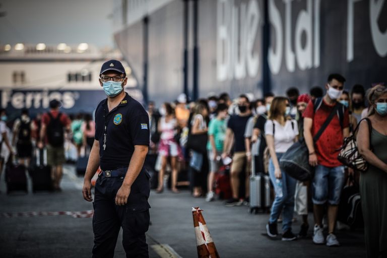 Έξοδος εκδρομέων Αυγούστου: Αυξημένη η κίνηση στο λιμάνι του Πειραιά [pics]