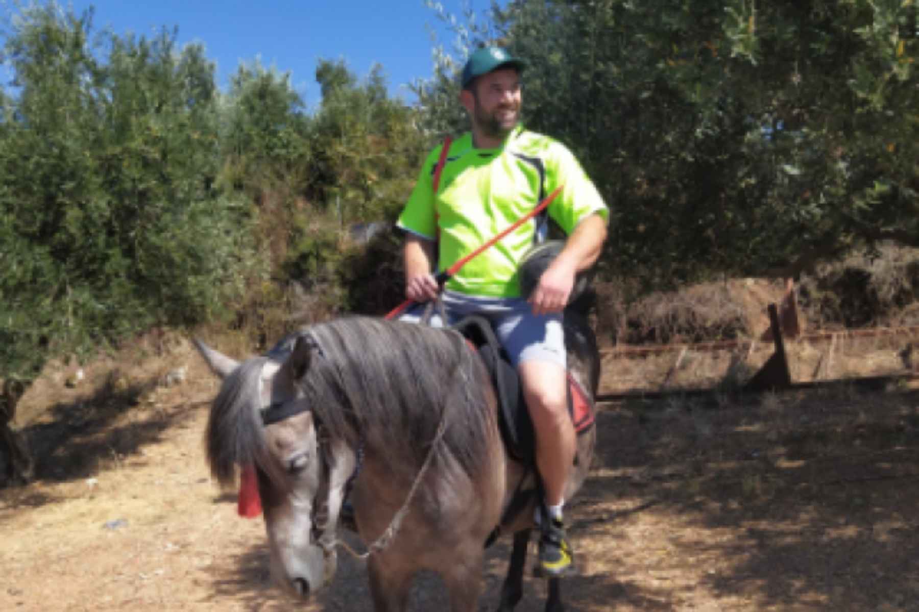 Ελληνική ποδοσφαιρική ομάδα παρουσίασε παίχτη της πάνω σε άλογο [vid]