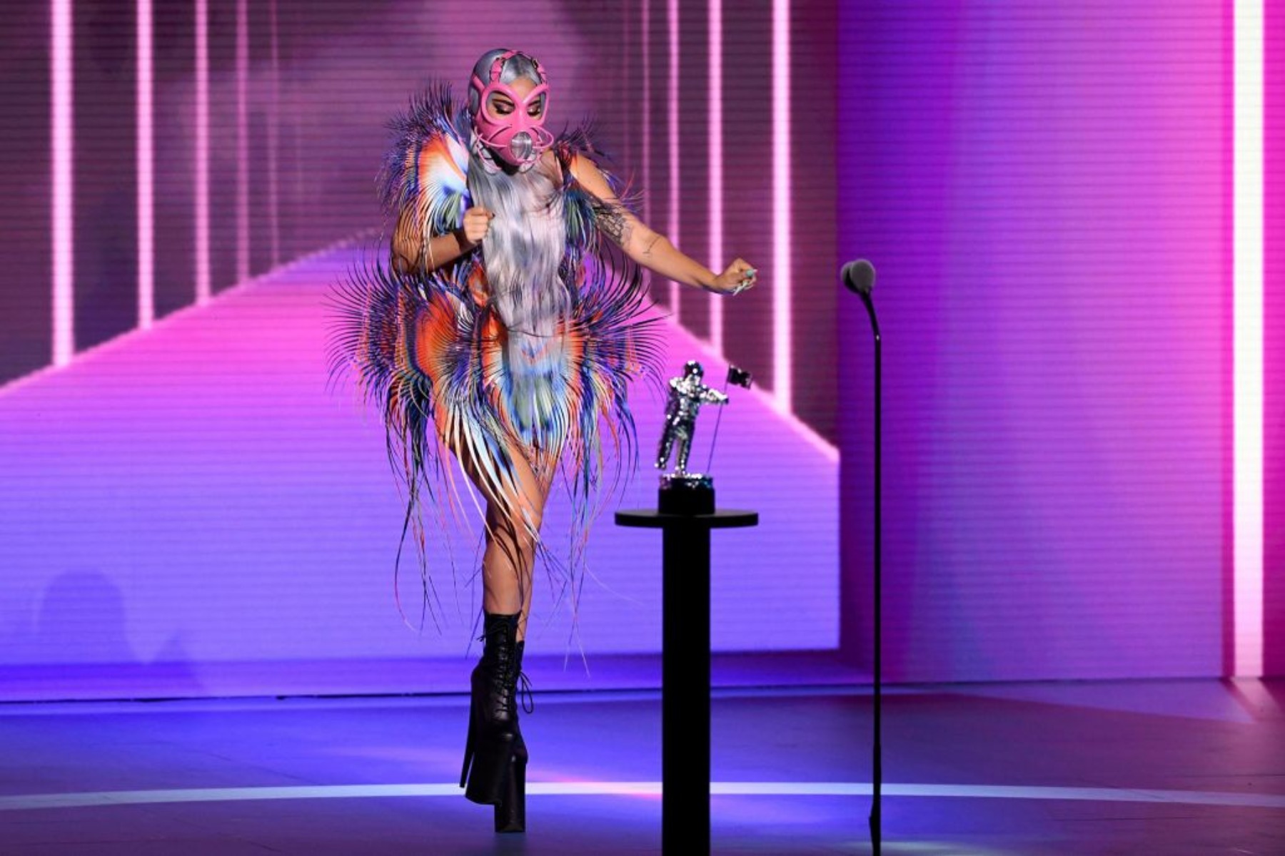 Vmas 2020: Με λαμπερές παρουσίες και συνθήματα κατά του ρατσισμού τα βραβεία του MTV