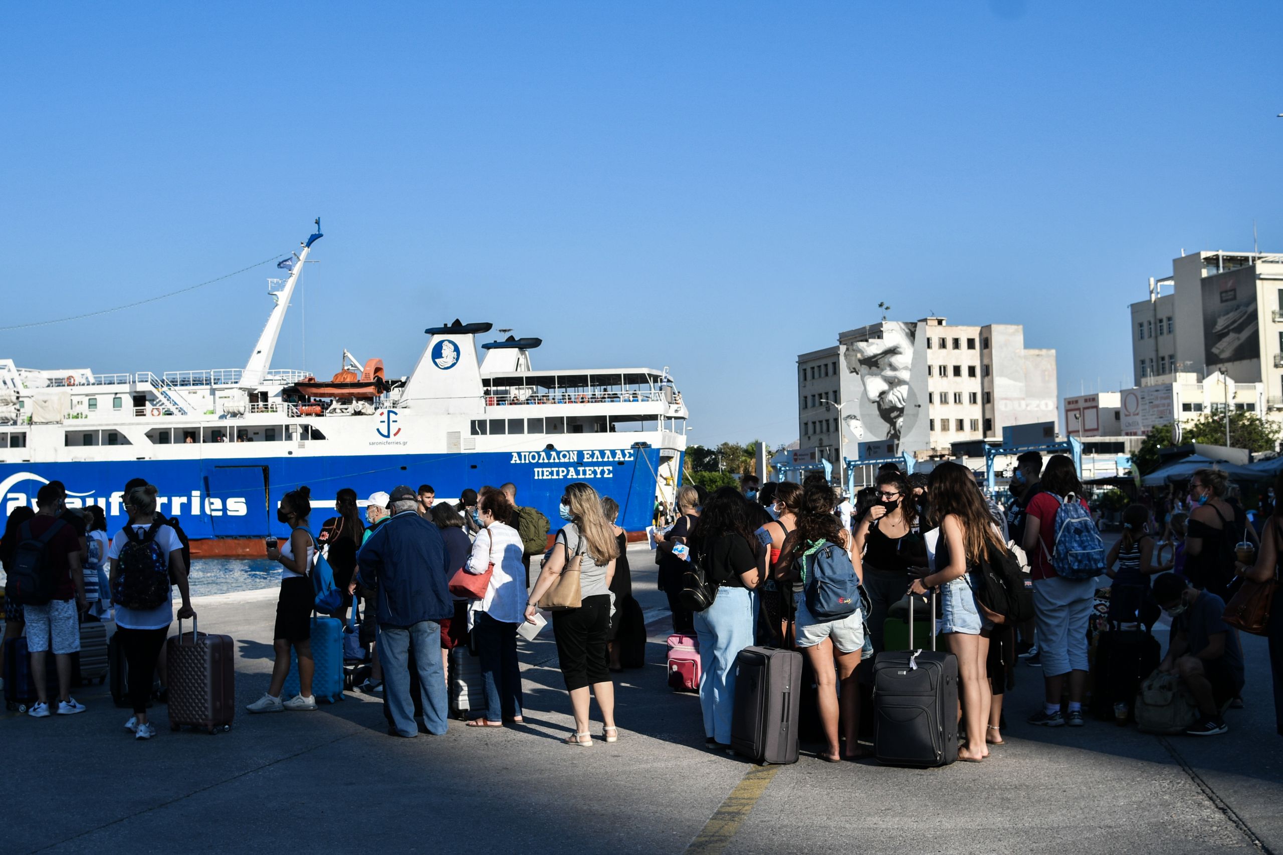 Κίνηση λιμάνι Πειραιά: Υποχρεωτική η μάσκα σε όλους τους χώρους των πλοίων