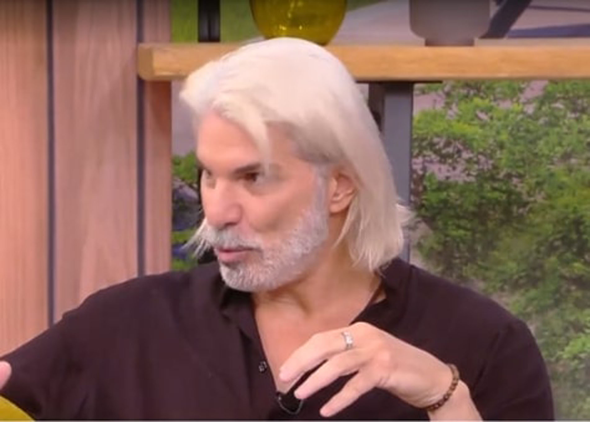 Μάνος Πίντζης: Αντέδρασε επειδή αρνήθηκαν να τον αγκαλιάσουν σε εκπομπή