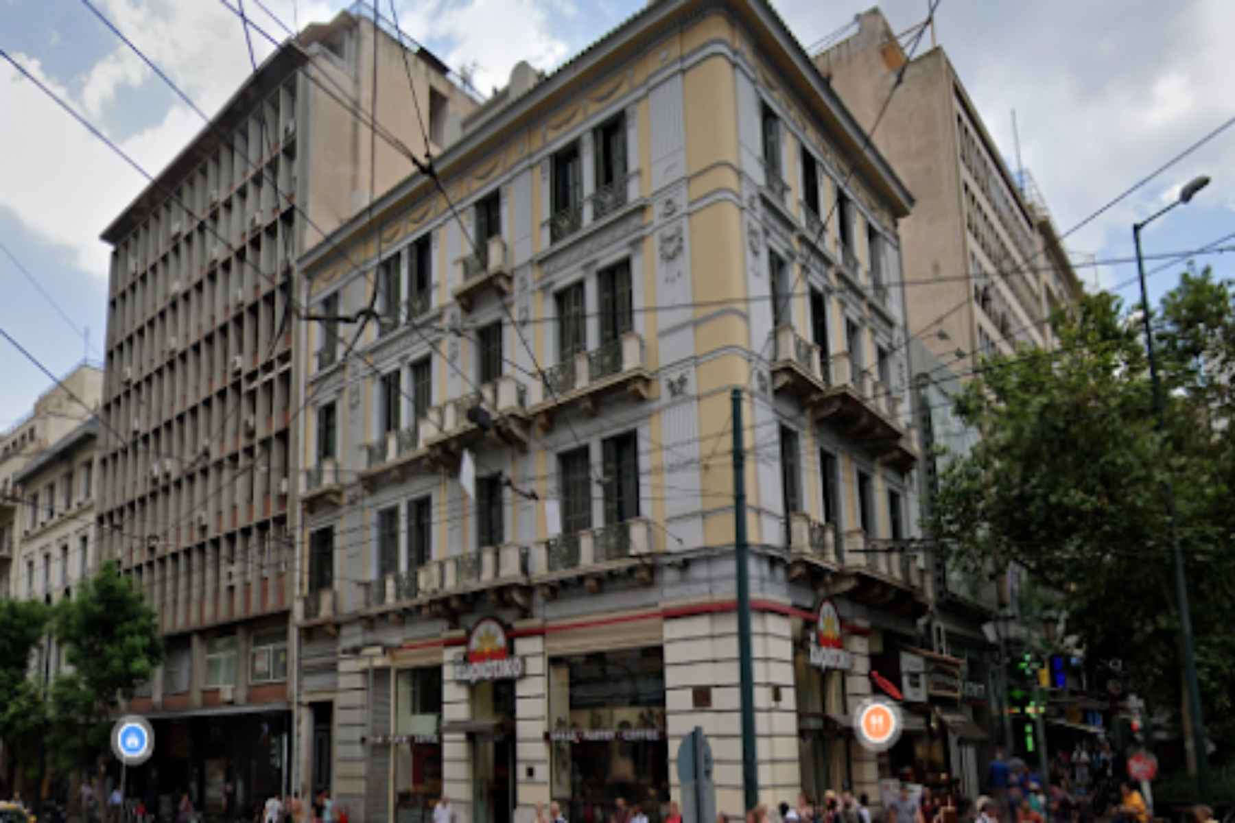 Ομόνοια πλατεία: Αλλάζει χέρια το πενταώροφο κτήριο