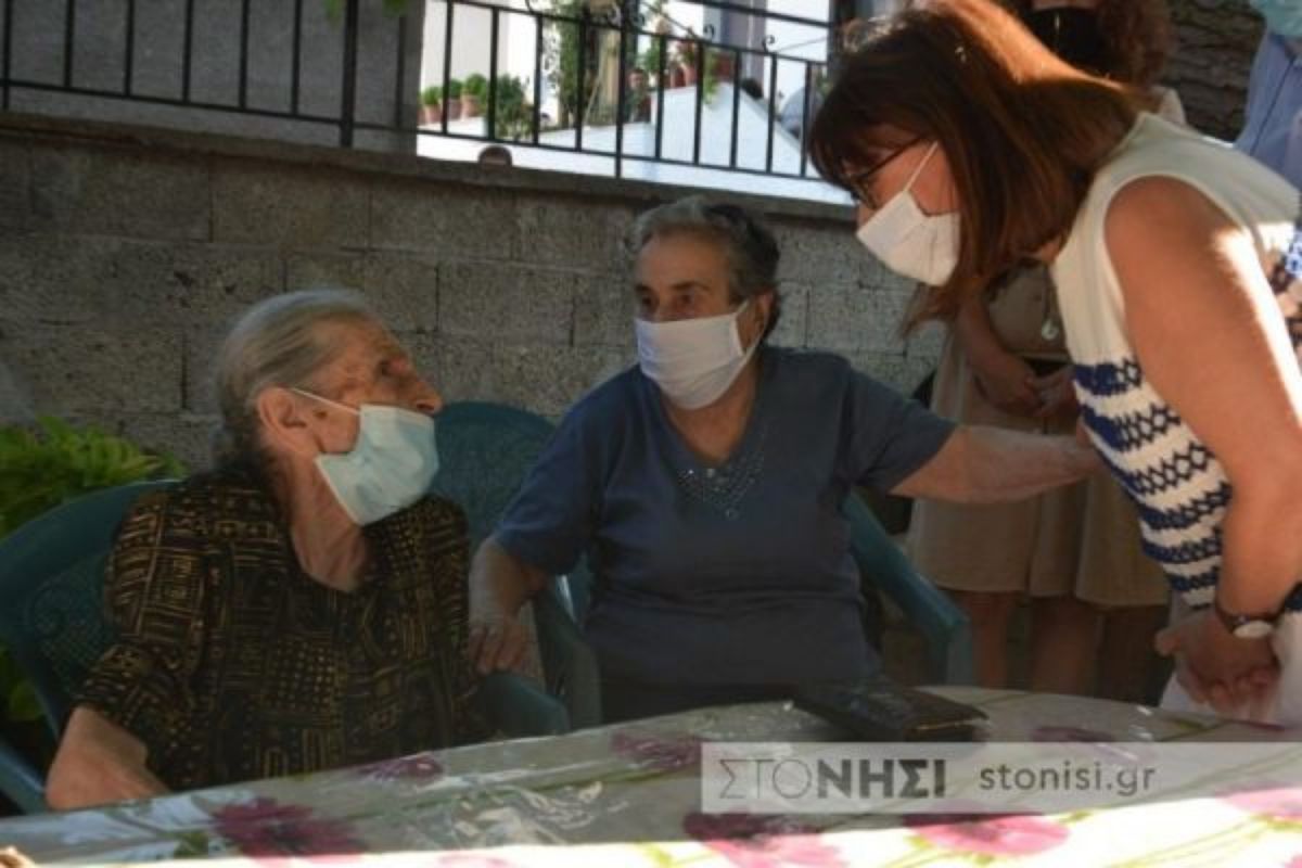 Αικατερίνη Σακελλαροπούλου: Συνάντηση με τις «γιαγιάδες της αλληλεγγύης» στη Λέσβο