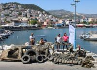 iSEA Καβάλα: Δύτες καθάρισαν το λιμάνι της πόλης και έβγαλαν έξω μία βάρκα iSEA Καβάλα: Δύτες καθάρισαν το λιμάνι της πόλης και έβγαλαν έξω μία βάρκα