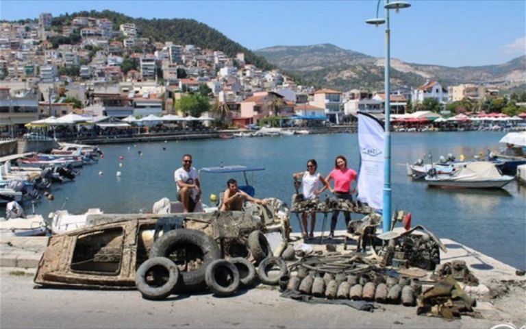 iSEA Καβάλα: Δύτες καθάρισαν το λιμάνι της πόλης και έβγαλαν έξω μία βάρκα
