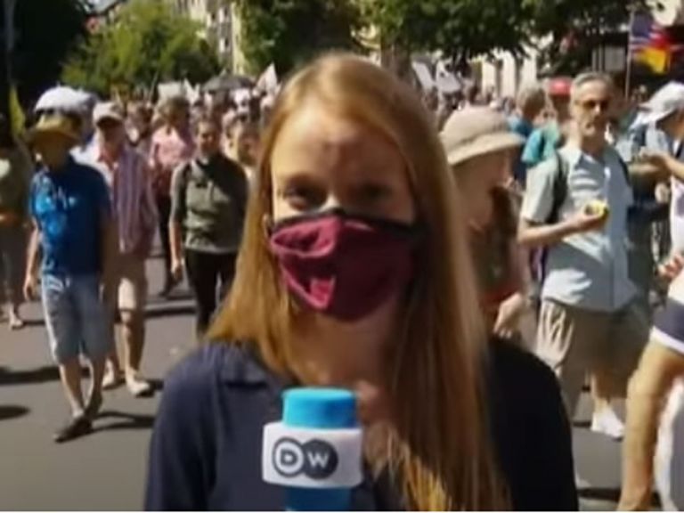 Γερμανία κορωνοϊός: Δεκάδες χιλιάδες αρνητές της πανδημίας διαδήλωσαν στο Βερολίνο [vid]