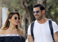 Καυτά φιλιά στην πισίνα για Χατζίδου και Παύλου Καυτά φιλιά στην πισίνα για Χατζίδου και Παύλου