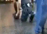 Αστυνομική βία: Νεαρός 19χρονος ξυλοκοπήθηκε στον Σιδηροδρομικό Σταθμό Θεσσαλονίκης Αστυνομική βία: Νεαρός 19χρονος ξυλοκοπήθηκε στον Σιδηροδρομικό Σταθμό Θεσσαλονίκης