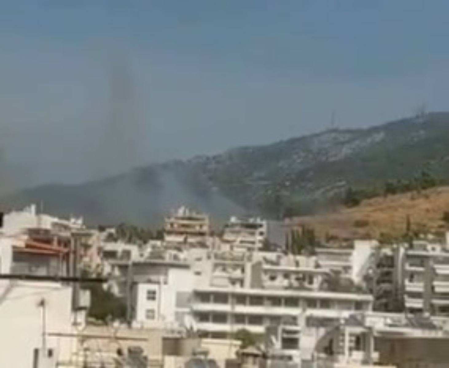 Φωτιά στον Βύρωνα: Σε εξέλιξη πυρκαγιά στον Καρέα