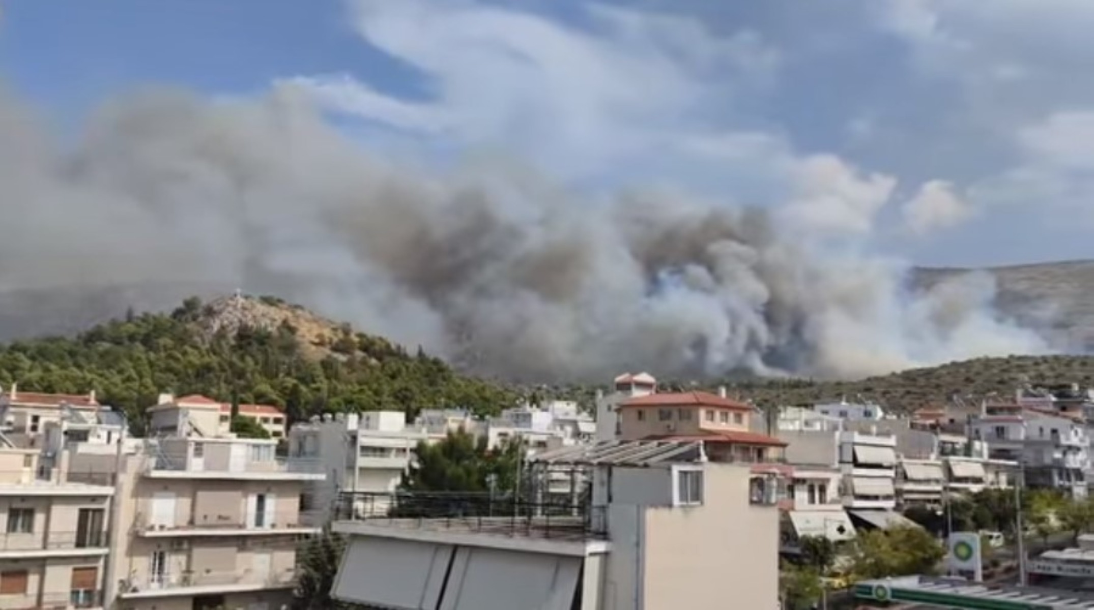 Φωτιά τώρα στον Καρέα: Που διακόπηκε η κυκλοφορία