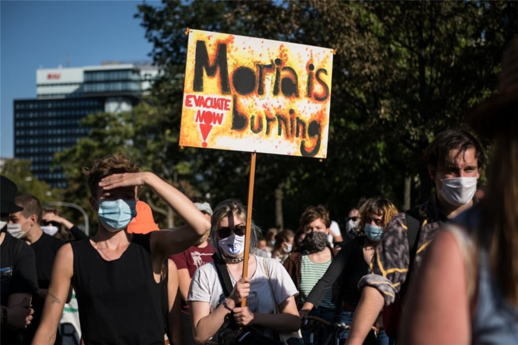Βερολίνο διαδηλώσεις πρόσφυγες: Χιλιάδες ζητούν από τη Γερμανία να ανοίξει τα σύνορά της