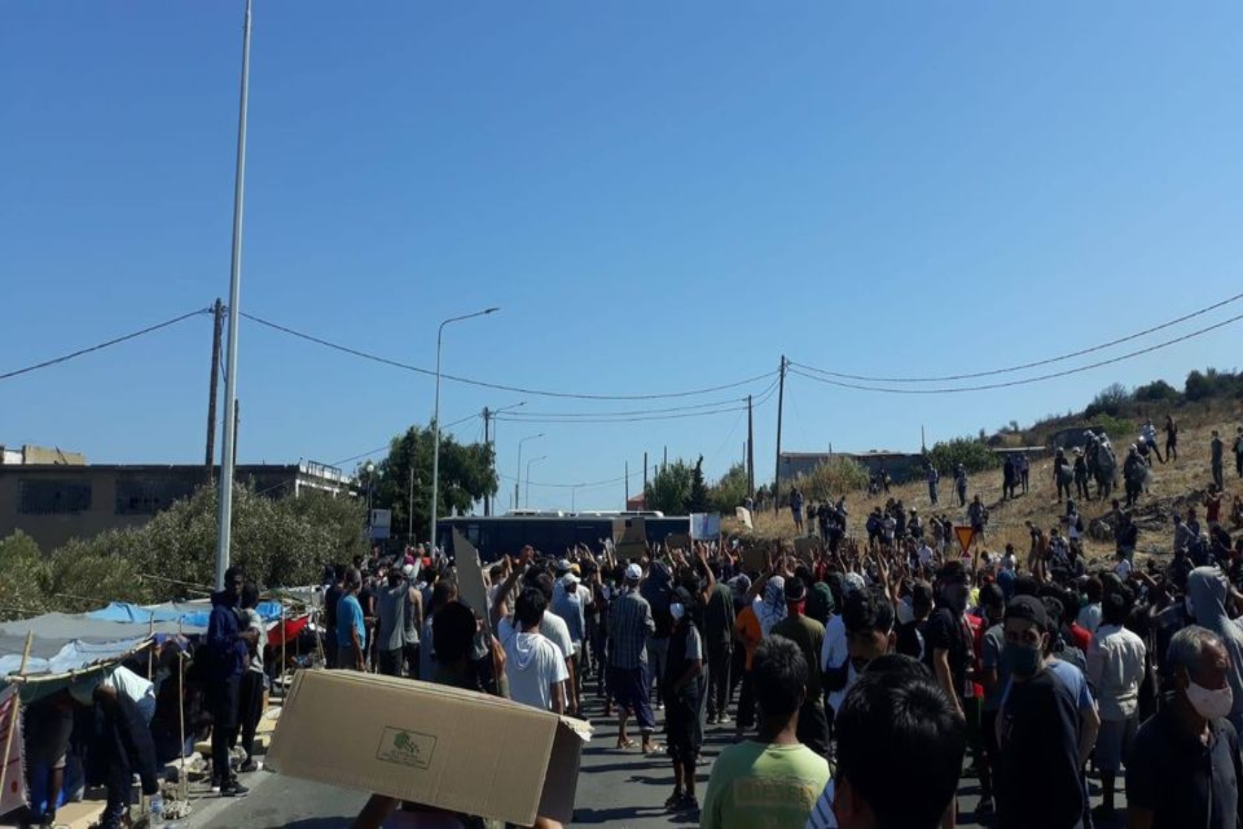 Επεισόδια με ΜΑΤ και χημικά στη Λέσβο
