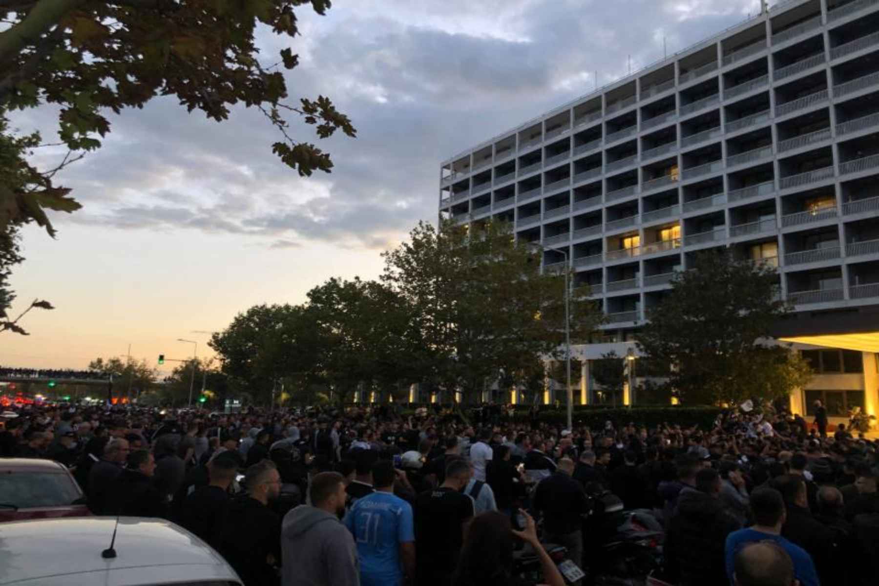 Χαμός τώρα έξω από την Τούμπα