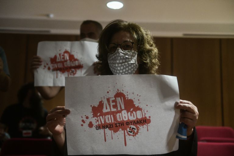 «Δεν είναι αθώοι»: Γέμισε το Facebook με το αντιναζιστικό αυτοκόλλητο εν όψει της 7 Οκτωβρίου