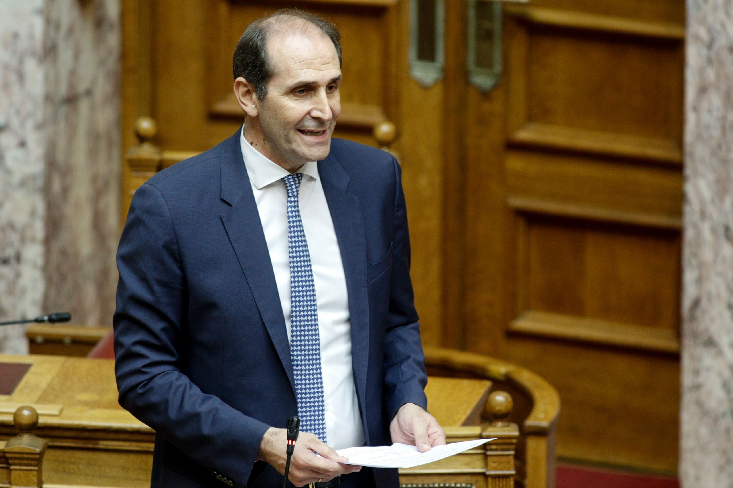 Βεσυρόπουλος Βουλή: «Στόχος να κρατηθούν ζωντανές οι επιχειρήσεις και να διατηρηθούν οι θέσεις εργασίας»