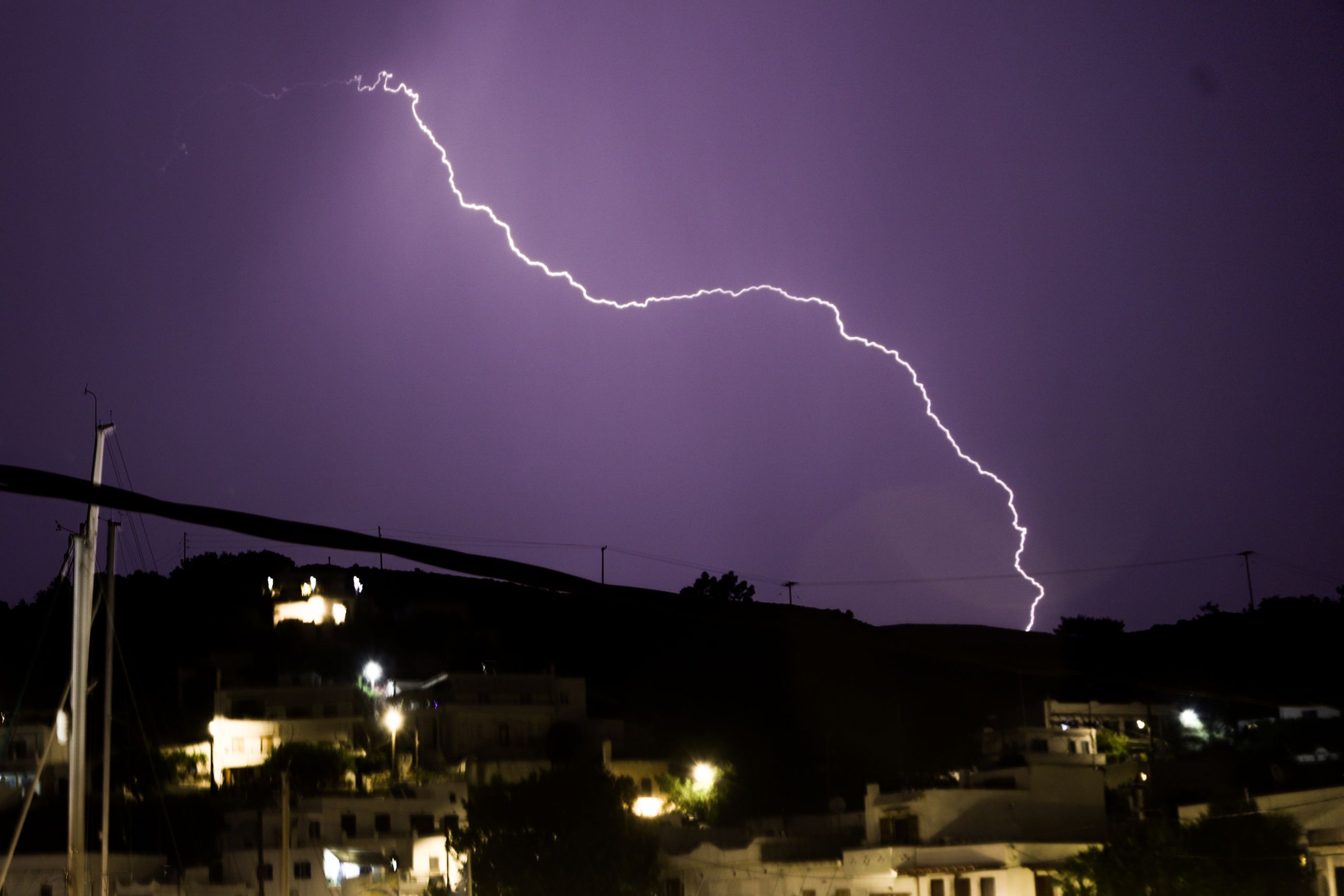 Καιρός αύριο: Που θα «χτυπήσει» η κακοκαιρία «Ιανός» και τι πρέπει να προσέχουμε