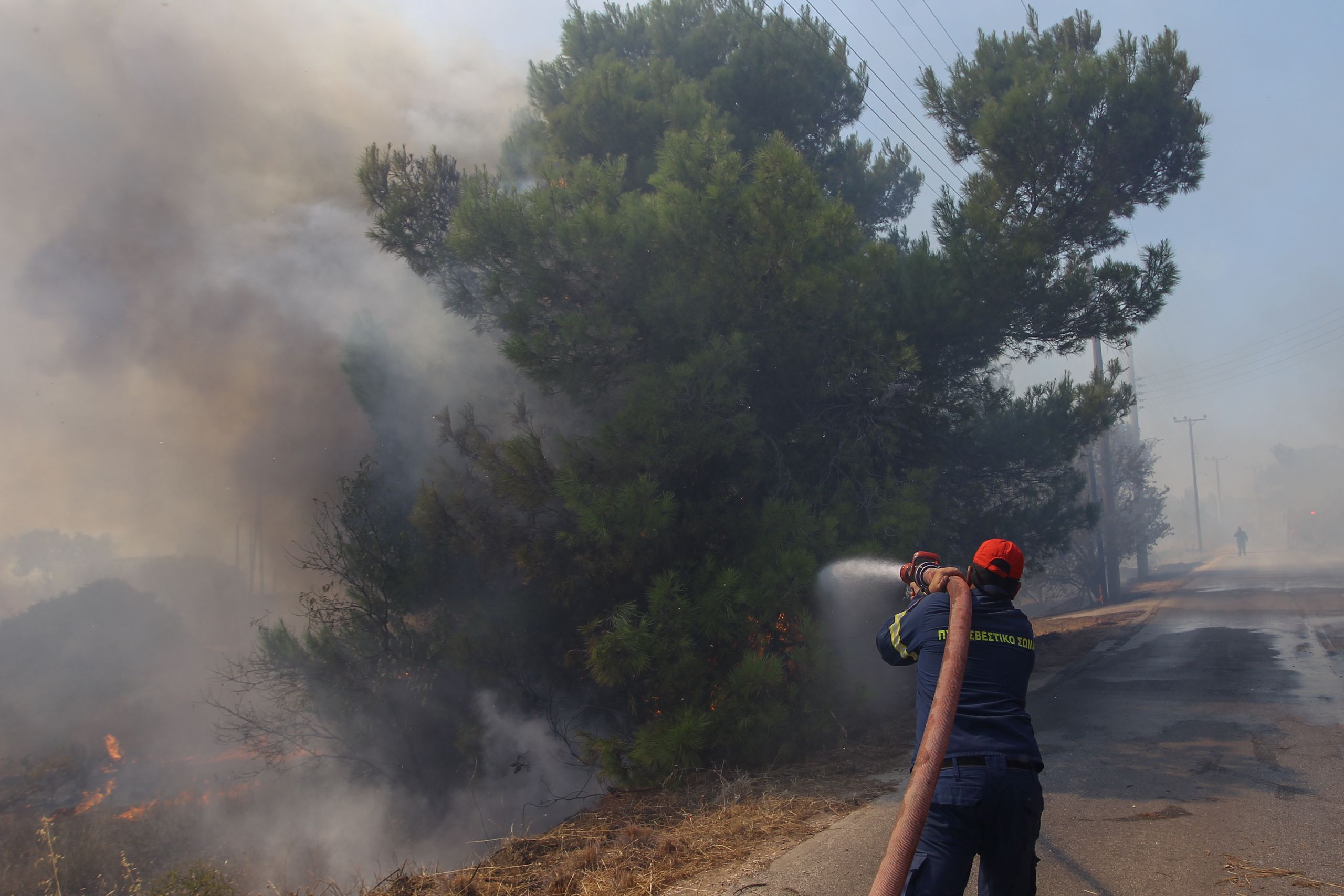 Φωτιά Αρτέμιδα: Υπό μερικό έλεγχο η πυρκαγιά – Είχε εκκενωθεί η Αγία Κυριακή