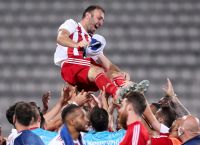 Τοροσίδης: «Λύγισε» στο «αντίο» του σε Ολυμπιακό και ποδόσφαιρο Τοροσίδης: «Λύγισε» στο «αντίο» του σε Ολυμπιακό και ποδόσφαιρο