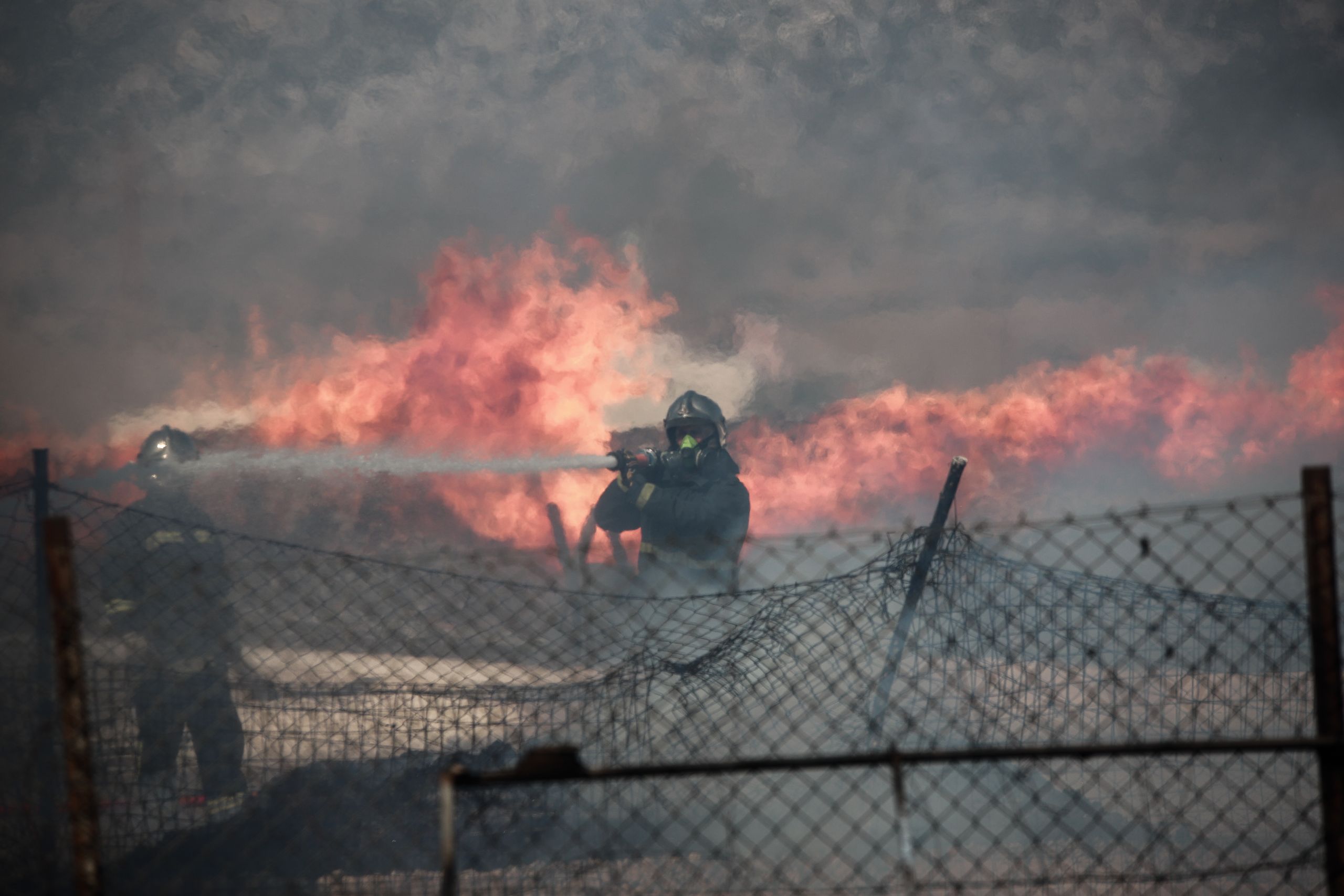 Φωτιά Ασπρόπυργος: Οριοθετήθηκε η πυρκαγιά στην αποθήκη ξυλείας – Είχε «μαυρίσει» ο ουρανός