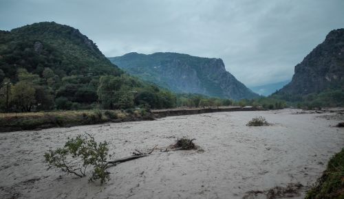 Κακοκαιρία Ιανός: Αγωνία για ζευγάρι ηλικιωμένων στην Καστανιά Καρδίτσας
