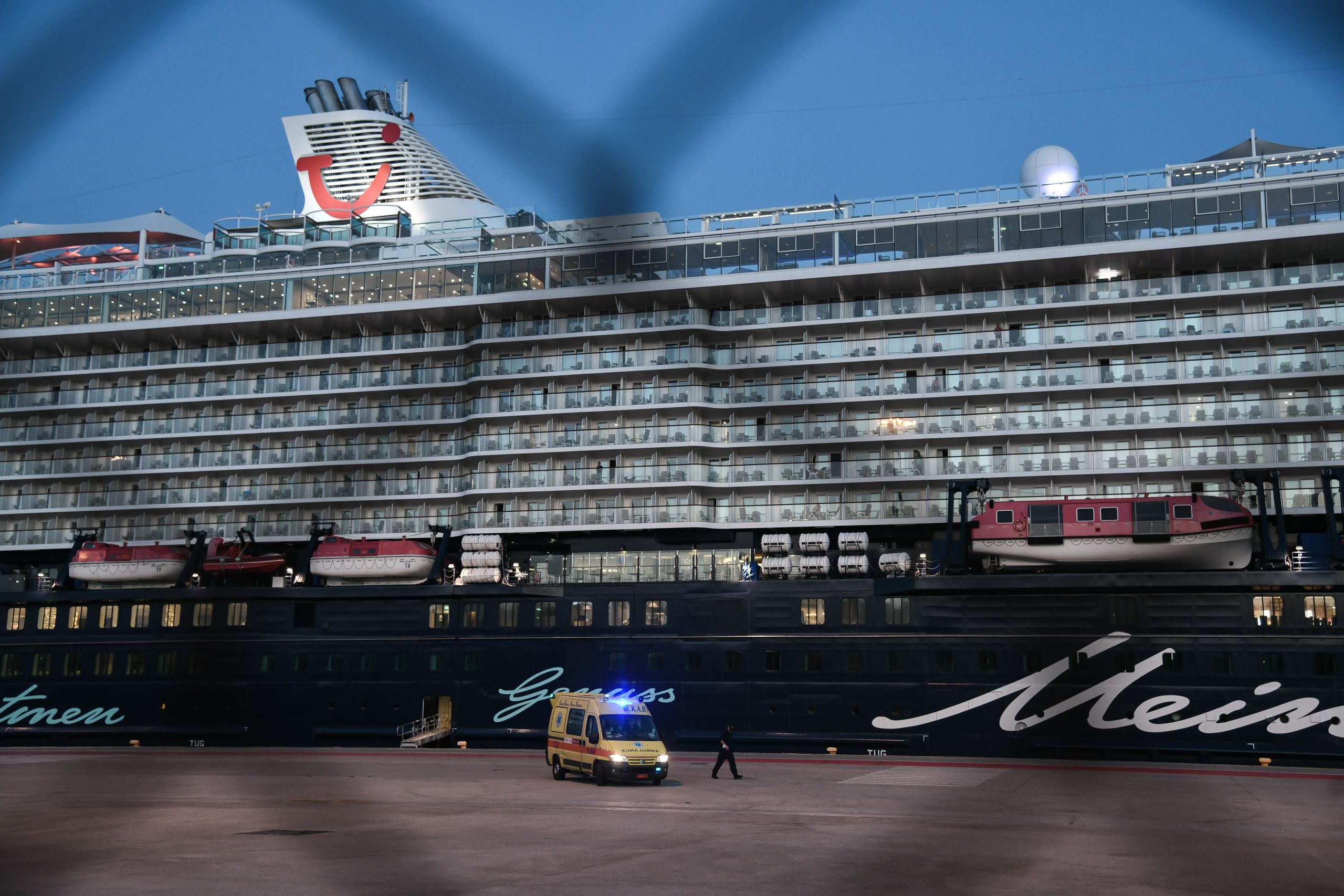 Mein Schiff 6: Στον Πειραιά το κρουαζιερόπλοιο που εντοπίστηκαν τα κρούσματα κορωνοϊού