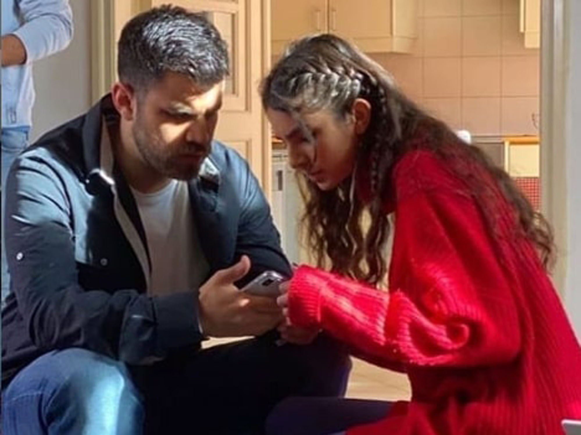 8 Λέξεις επεισόδια: Τι θα δούμε σήμερα Τρίτη 05/01 – Ο Αιμίλιος θέλει να ζητήσει από τη Μάγδα να χωρίσουν