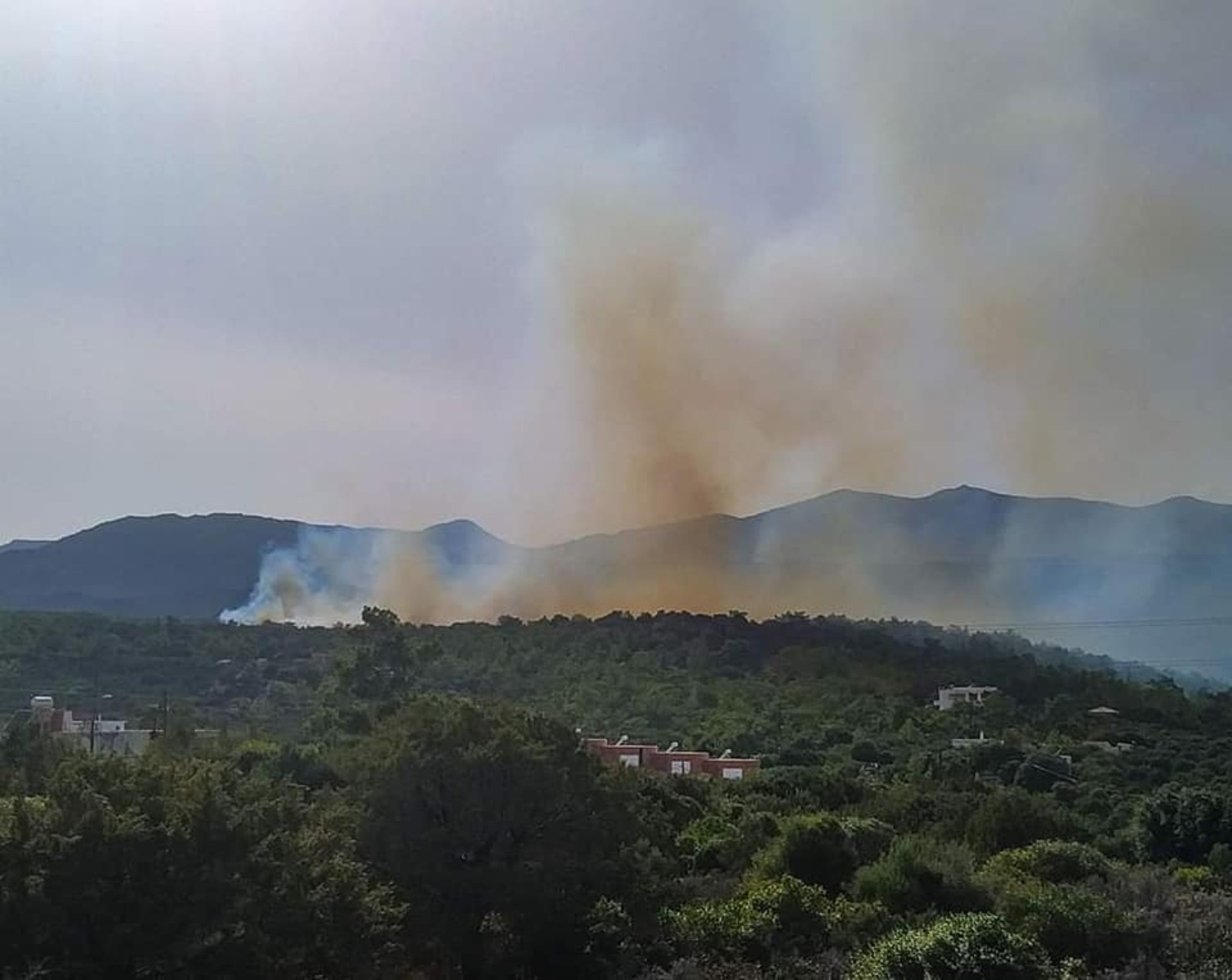 Φωτιά τώρα στο Ηράκλειο: Καταστροφές στο εργοστάσιο στον Κρουσώνα – Στο νοσοκομείο ο ιδιοκτήτης