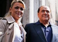 Μπερλουσκόνι κορωνοϊός: Θετική στον ιό η σύντροφος και δύο από τα παιδιά του Μπερλουσκόνι κορωνοϊός: Θετική στον ιό η σύντροφος και δύο από τα παιδιά του