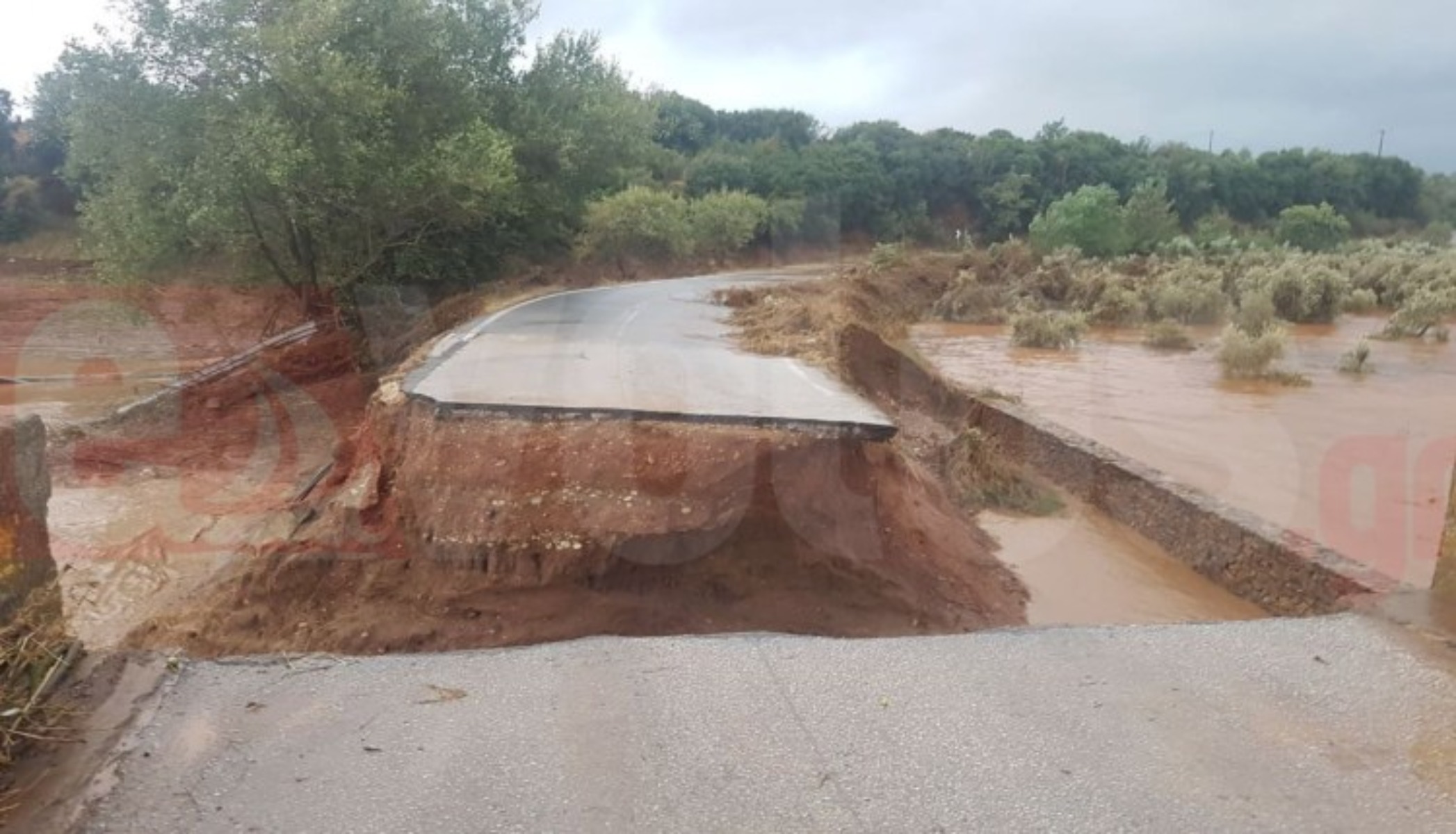 Κακοκαιρία Μαγνησία: Κόπηκε στα δύο η παλαιά Εθνική Οδός