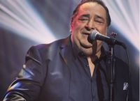 Βασίλης Καρράς: Μετά την κοτσίδα άφησε και μούσι και είναι αγνώριστος Βασίλης Καρράς: Μετά την κοτσίδα άφησε και μούσι και είναι αγνώριστος