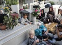 Μόρια φωτιά: Σε εκκλησίες και νεκροταφεία κοιμούνται οι μετανάστες στη Λέσβο [pics]