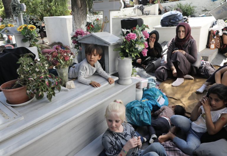 Μόρια φωτιά: Σε εκκλησίες και νεκροταφεία κοιμούνται οι μετανάστες στη Λέσβο [pics]
