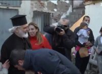 Χαρδαλιάς χωρίς μάσκα φιλάει χέρι ιερέα