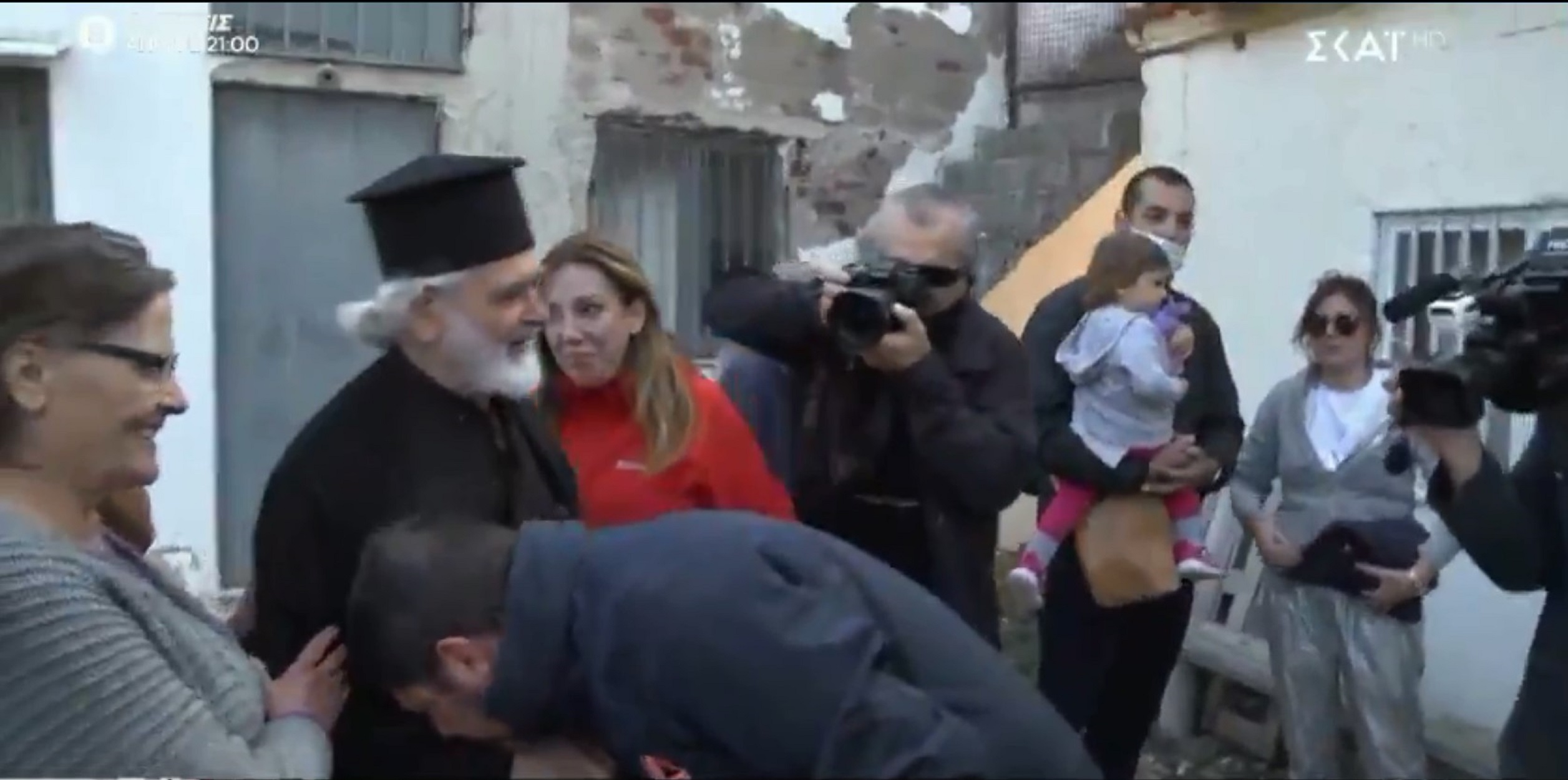 Χαρδαλιάς χωρίς μάσκα φιλάει χέρι ιερέα