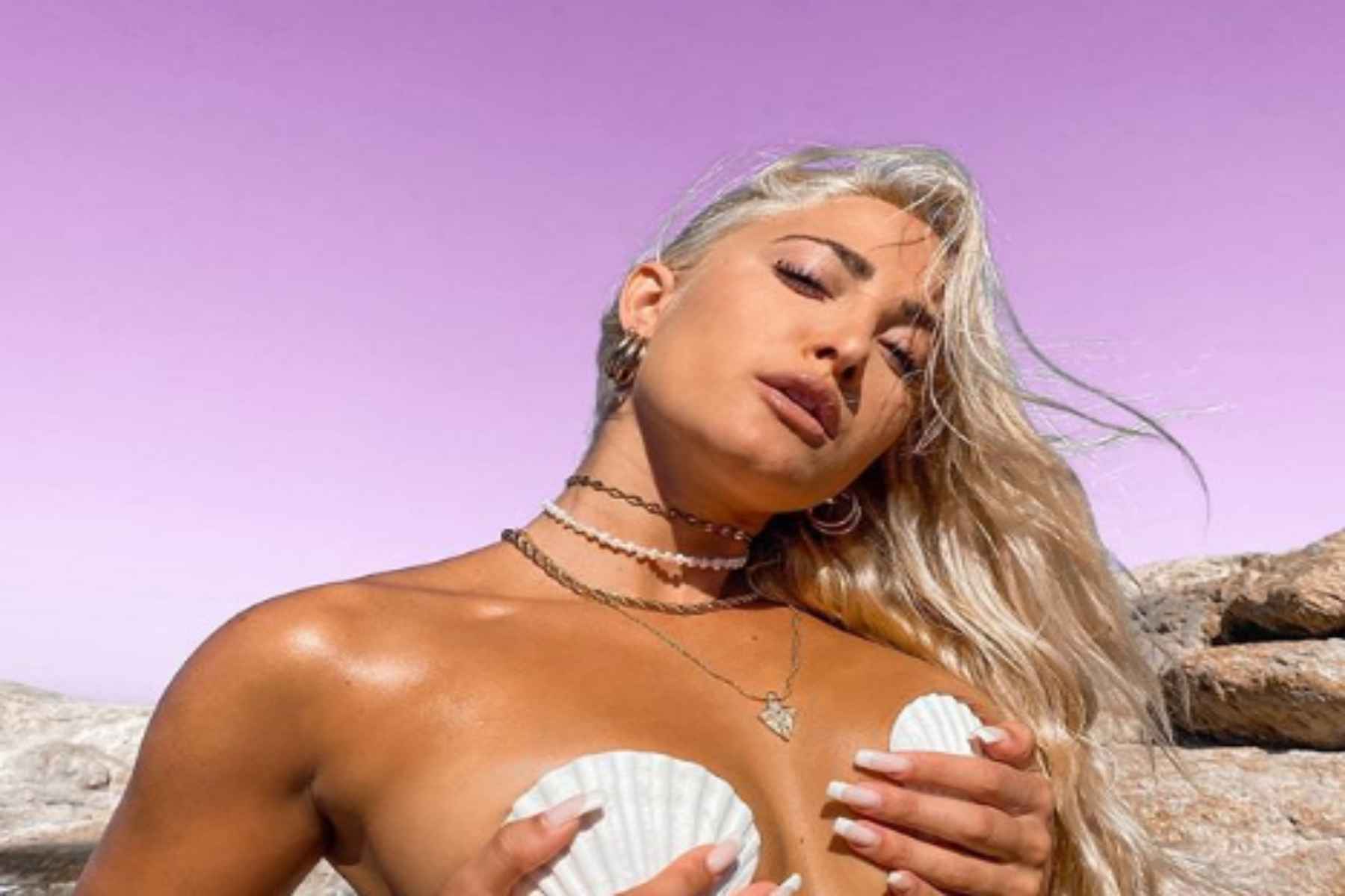 Αυτό είναι το video με την topless Τούνη που κάνει τον γύρο του διαδικτύου